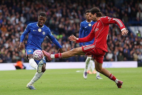 Chelseas Moises Caicedo (l) gegen Liverpools Dominik Szoboszlai. - © Ian Walton/AP/dpa