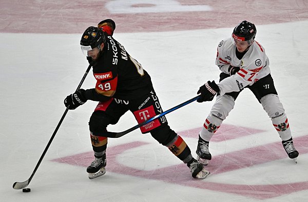 Lukas Kälble gewann mit der deutschen Eishockey-Nationalmannschaft erneut gegen Österreich. - © Uwe Lein/dpa