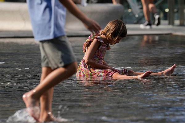 Die Schulen in Italien haben im Sommer über Wochen geschlossen - nicht allen gefällt das. (Archivbild) - © Luca Bruno/AP/dpa