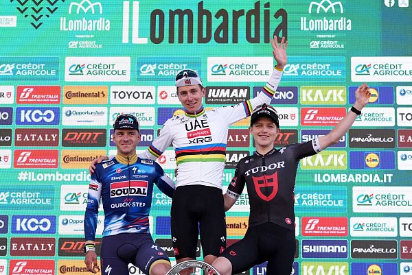 Ein gewohntes Bild: Pogacar (M) neben dem Zweitplatzierten Remco Evenepoel (l). - © Gian Mattia D\\\'Alberto/LaPresse/AP/dpa