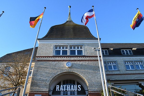Am 2. Oktober hatte der Gemeindeabstimmungsausschuss in Westerland getagt. Dort wurde das bisher vorläufige Abstimmungsergebnis beschlossen und Nikolas Häckel in den einstweiligen Ruhestand versetzt. - © Lea Albert/dpa