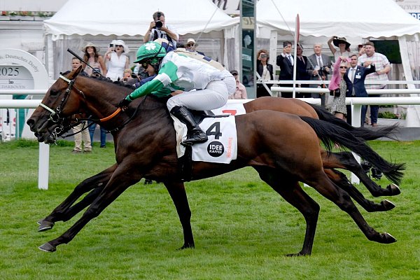 Spannendes Finale beim deutschen Galopp-Derby. - © Marcus Brandt/dpa