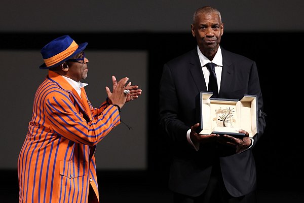Im Kinosaal erhielt der Oscarpreisträger einen Ehrenpreis. - © Sameer Al-Doumy/POOL AFP/AP/dpa