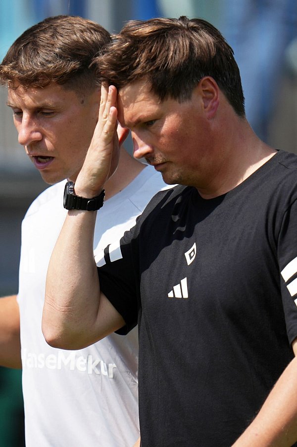 HSV-Coach Merlin Polzin (r.) ratlos in Pirmasens - © Thomas Frey/dpa