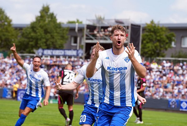Kapitän Daniel Grieß jubelt über das 1:0 für Pirmasens - © Thomas Frey/dpa