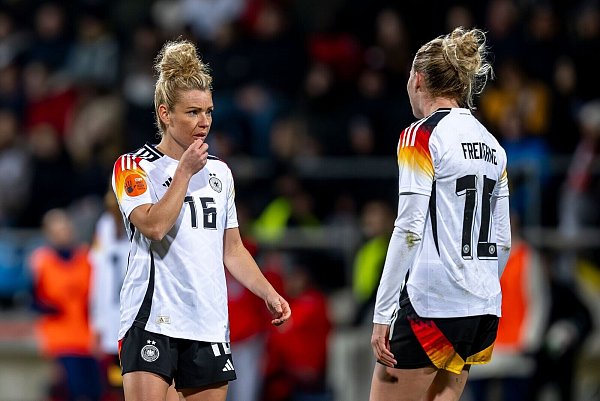 Nur eine darf auf der Zehn spielen: Linda Dallmann (li.) und Konkurrentin Laura Freigang - © David Inderlied/dpa
