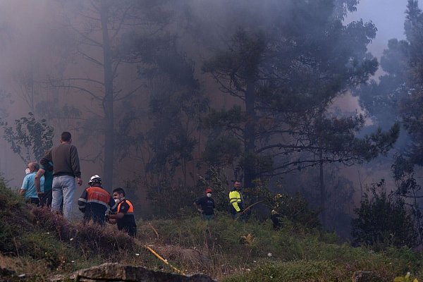 Zur Bekämpfung des Feuers wurden insgesamt 125 Einsatzkräfte mobilisiert. - © Gustavo De La Paz/EUROPA PRESS/dpa