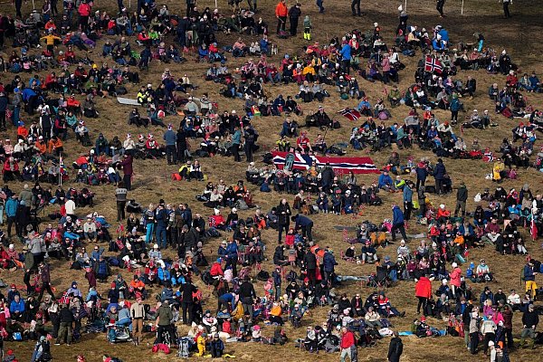 Der 50-Kilometer-Lauf wurde zu einem Skifestival mit zehntausenden Fans. - © Matthias Schrader/AP/dpa