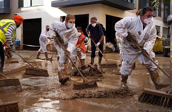 Viele Aufräumarbeiten sind vorbei, doch noch immer ist nicht alles geschafft. (Archivbild) - © Eduardo Manzana/EUROPA PRESS/dpa