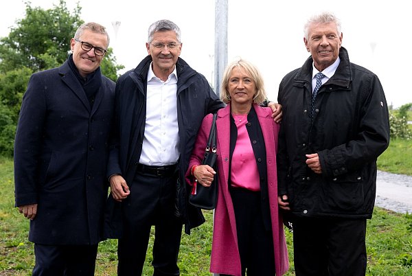 Jan-Christian Dreesen, Herbert Hainer, Heidi Beckenbauer und Münchens Oberbürgermeister Dieter Reiter kamen zur Einweihung des Franz-Beckenbauer-Platzes an der Allianz Arena. - © Sven Hoppe/dpa