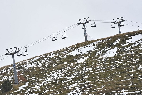 Das Skigebiet Astún (Symbolbild) liegt in den Pyrenäen. - © Verónica Lacasa/Europa Press/AP/dpa