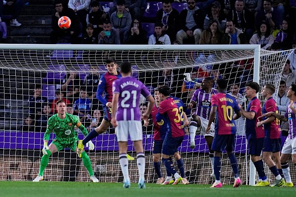 Barcelonas Torwart Marc-André ter Stegen (l) muss wieder auf die Bank - © Manu Fernandez/AP/dpa