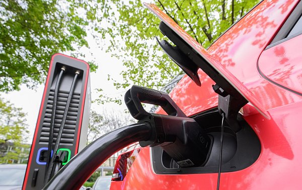 Die Branche hofft, mehr Elektrofahrzeuge verkaufen zu können. - © Julian Stratenschulte/dpa