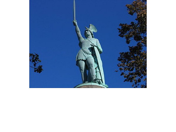 Am Hermannsdenkmal gehen die Läufer auf die 31,1 Kilometer lange Strecke. - © FOTO: CHRISTIAN WEISCHE