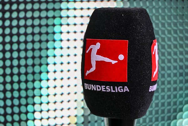 Die Deutsche Fußball Liga muss den Verkauf der TV-Rechte neu starten. - © Harry Langer/dpa