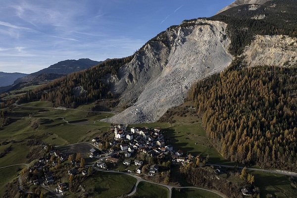 Der Felsschutt bewegt sich langsam auf das Dorf zu. - © Gian Ehrenzeller/KEYSTONE/dpa
