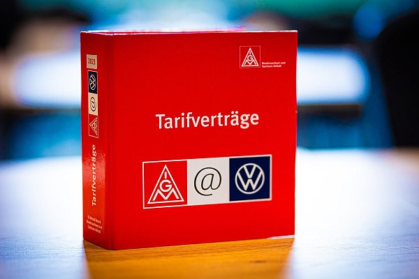 Tarifverträge, hier ein Ordner zu den Regeln bei VW, sollen künftig wieder stärker zur Regel werden. (Archivfoto) - © Moritz Frankenberg/dpa