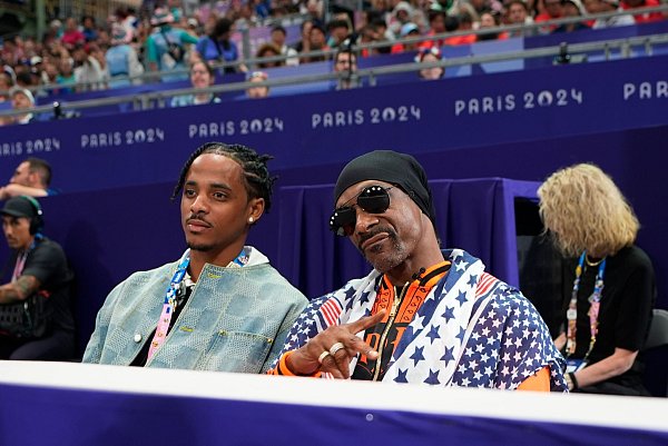 Snoop Dogg (r) sorgte für hohe TV-Quoten bei NBC. - © Lindsey Wasson/AP/dpa