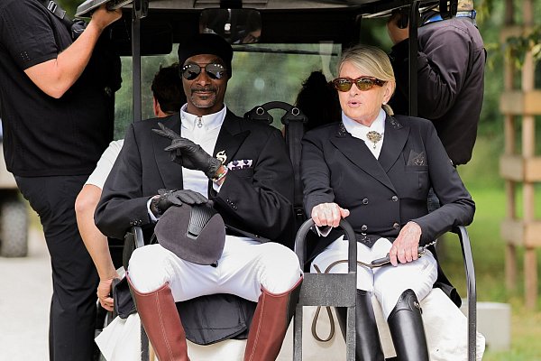 Snoop Dogg und die US-amerikanische Fernsehmoderatorin Martha Stewart erhielten einen Emmy. - © Rolf Vennenbernd/dpa