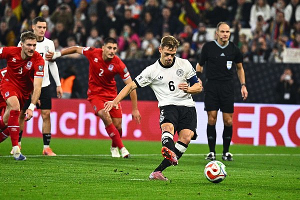 Joshua Kimmich als souveräner Elfmeterschütze im Stil von Harry Kane. - © Tom Weller/dpa