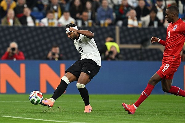 Unhaltbarer Schuss: Serge Gnabry trifft zum 3:0 gegen Luxemburg. - © Federico Gambarini/dpa