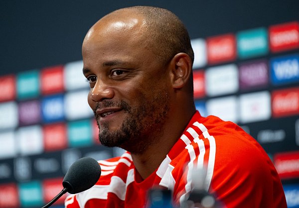 Vincent Kompany äußert sich in Miami vor dem letzten Spiel von Leroy Sané für den FC Bayern. - © Sven Hoppe/dpa