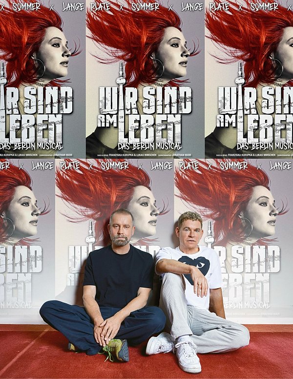 Ulf Leo Sommer und Peter Plate sitzen vor Plakaten ihres neuen Musical-Projekts. - © Ferran Casanova/Theater des Westens/dpa