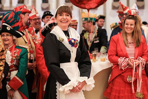 Kölns Oberbürgermeisterin Henriette Reker (M, parteilos) feiert im Rathaus mit Karnevalisten. - © Oliver Berg/dpa