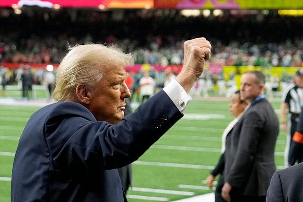 Sieht auch den Sport als politische Bühne: Donald Trump als Gast beim Super Bowl. - © Ben Curtis/AP/dpa
