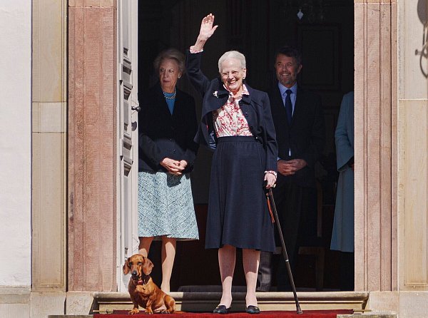 Traditionsgemäß winkt Margrethe an ihrem Geburtstag dem Volk zu. (Archivbild) - © Liselotte Sabroe/Ritzau Scanpix via AP/dpa
