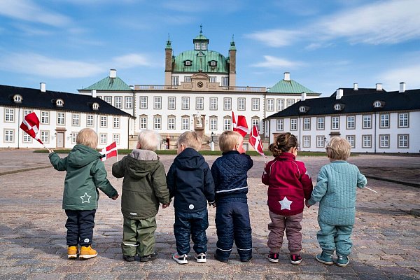 Auf Schloss Fredensborg wird Margrethe einem Konzert lauschen - und vielleicht wieder von jungen Landsleuten wie diesen 2021 begrüßt. (Archivbild) - © Martin Sylvest/Ritzau Scanpix/AP/dpa
