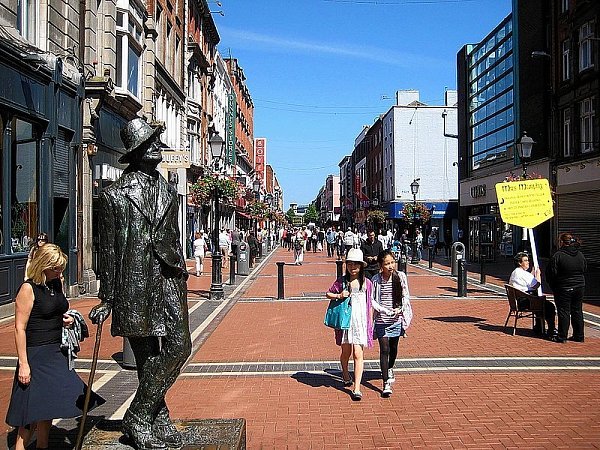 In der Innenstadt setzten die Dubliner dem Autor ein Denkmal. - © FOTO: JÜRGEN JUCHTMANN