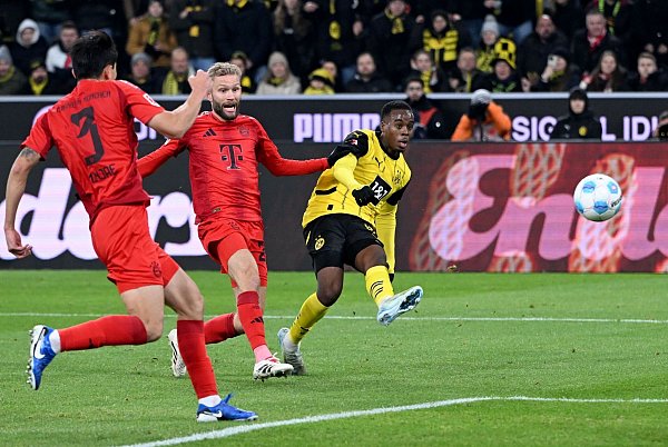 Maßarbeit: Jamie Gittens trifft zum 1:0 für den BVB. - © Federico Gambarini/dpa