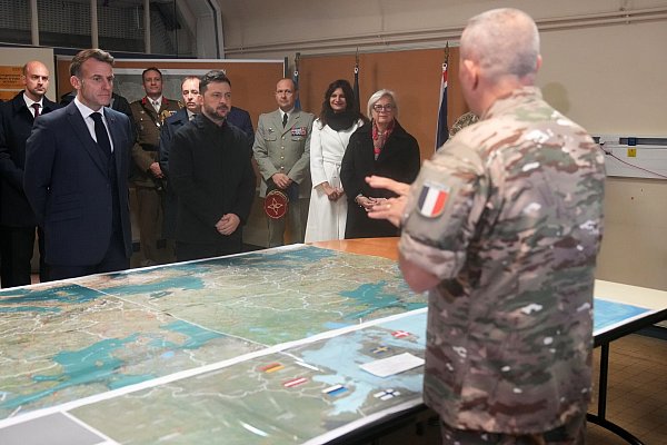 Frankreich will der Ukraine bei der Abwehr des russischen Angriffskriegs weiter beistehen. - © Christophe Ena/Pool AP/dpa