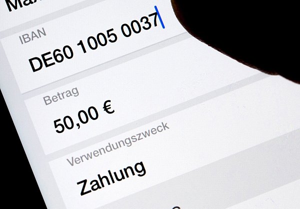 Für Bankkunden gibt es mehr Sicherheit bei Überweisungen. (Symbolbild) - © Monika Skolimowska/dpa-Zentralbild/dpa