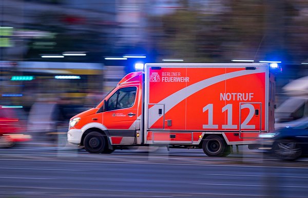 Eine Umfrage zeigt: Jeder Fünfte weiß nicht, dass man im Notfall die Nummer 112 anrufen sollte. - © Monika Skolimowska/dpa/dpa-tmn