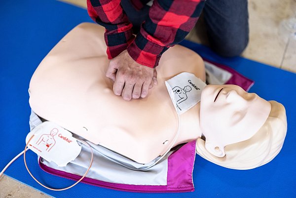 Bei einem Herz-Kreislauf-Stillstand ist eine Herzdruckmassage gefragt. In Kursen wird das richtige Vorgehen an einer Puppe geübt. - © Matthias Balk/dpa/dpa-tmn
