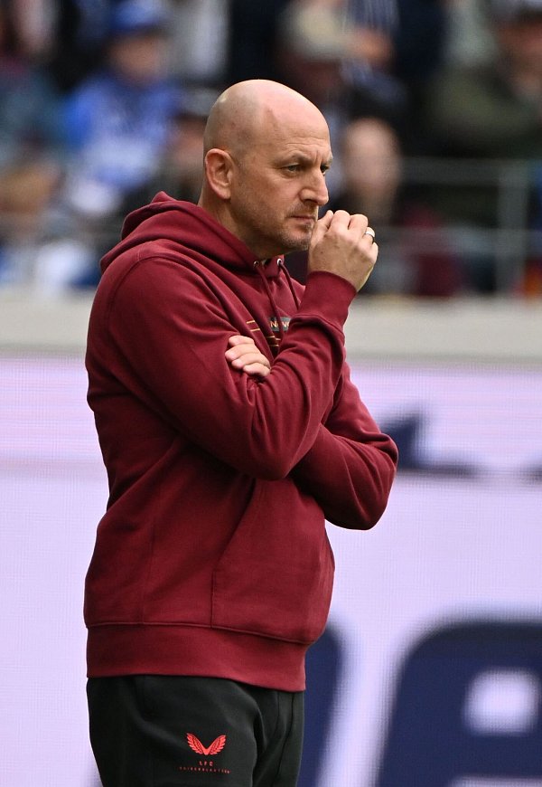 Nach dem Sieg bei seiner Premiere als FCK-Coach msus Torsten Lieberknecht diesmal mit einem Punkt leben. - © Uli Deck/dpa