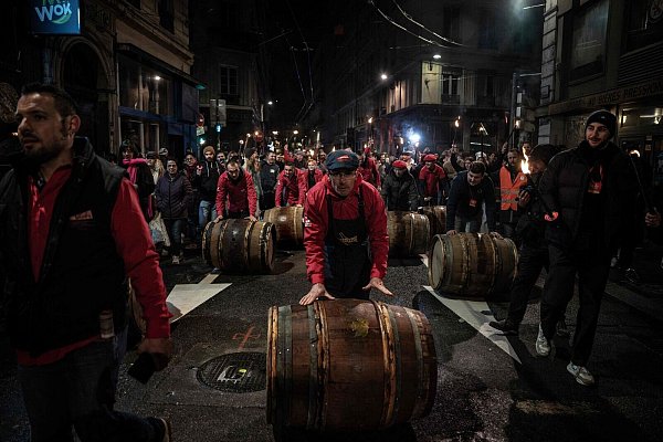 Am dritten Donnerstag im November kann der neue Beaujolais verkostet werden. - © Jeff Pachoud/AFP/dpa
