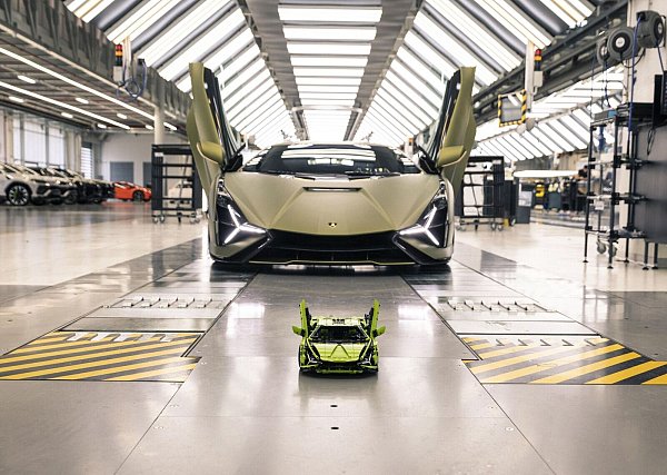 Mini-Me: Lizenzen etwa von Filmen oder auch von Autoherstellern wie Lamborghini sind ein großes Thema in der Klemmbaustein-Welt. - © Lamborghini/dpa-tmn