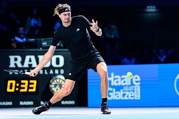 Alexander Zverev fordert im Finale von Wien Jannik Sinner. - © Max Slovencik/APA/dpa