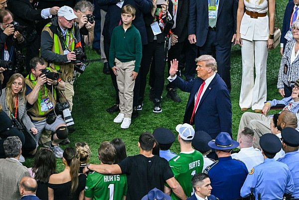 US-Präsident Trump war vor dem Super Bowl in New Orleans kurz auf dem Spielfeld. - © Pa Wire/PA Wire/dpa
