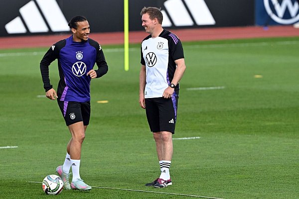 Auf die Meinung von Julian Nagelsmann (r) zählt Leroy Sané viel - © Federico Gambarini/dpa