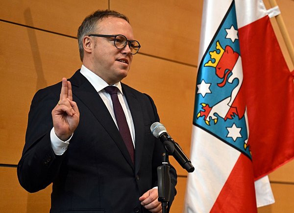 Mario Voigt hat es im ersten Wahlgang ins Ministerpräsidentenamt geschafft und wurde vereidigt. - © Martin Schutt/dpa