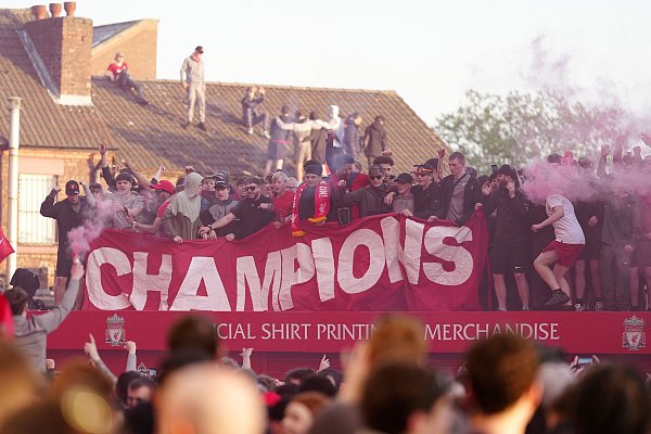 Die Fans des FC Liverpool feierten den Gewinn der Meisterschaft ausgelassen. - © Peter Byrne/PA Wire/dpa