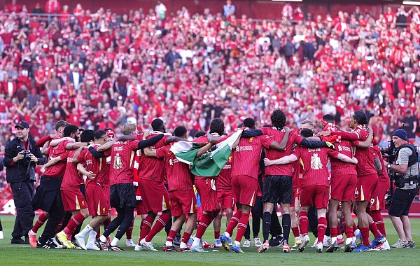 Nach dem Abpfiff wurde in Anfield ausgelassen gefeiert. - © Peter Byrne/PA Wire/dpa