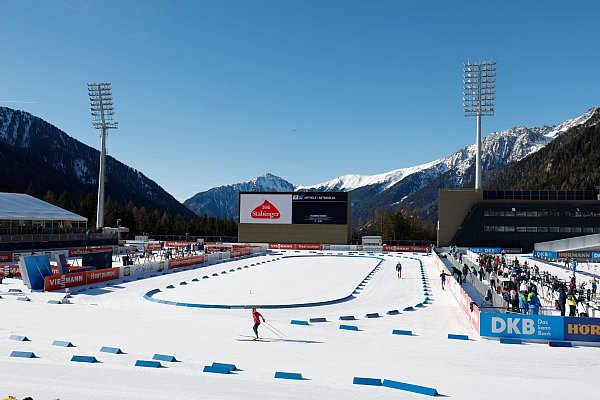 Beim Biathlon in Antholz wollen auch viele deutsche Fans dabei sein. - © Alessandro Trovati/AP/dpa