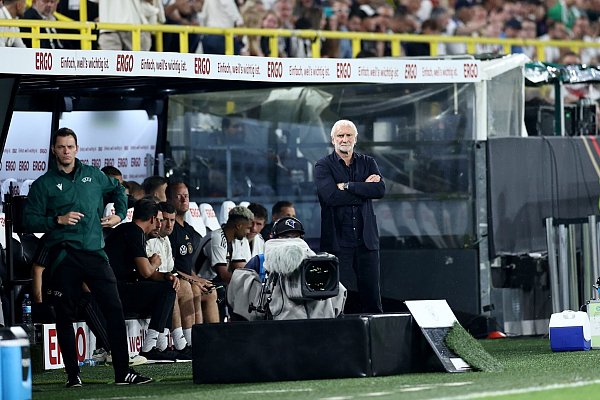 Interims-Teamchef Rudi Völler (r) und die DFB-Elf können einen Sieg gegen Frankreich bejubeln. - © Rolf Vennenbernd/dpa