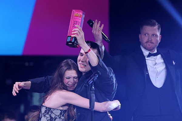 Die Krone für den besten Partysong teilt Ikkimel mit Filow. Macht nichts, es ist Krone Nummer 2. - © Friso Gentsch/dpa