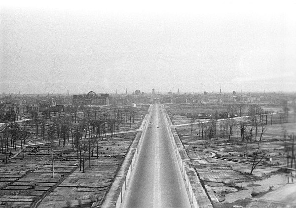 Der vom NS-Staat begonnene Weltkrieg hat nicht nur Berlin in weiten Teilen zerstört. (Archivbild) - © picture alliance / ZB